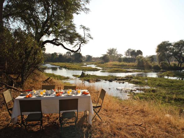 Jongomero - lunch next to river